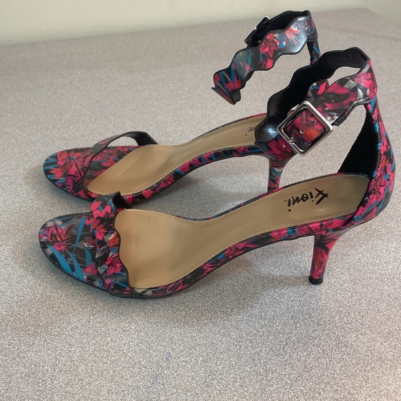 Fioni - scalloped floral 3” heels. Size 8 - Picture 3 of 6